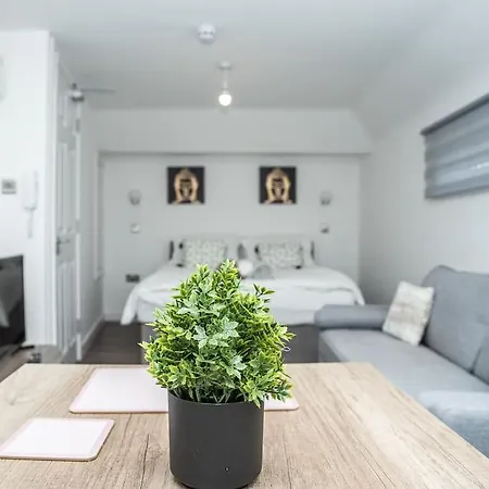Aylesbury Studio Apartment 6 With Parking Buitenkant foto