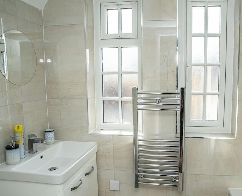 Aylesbury 6 With Parking Apartment *
