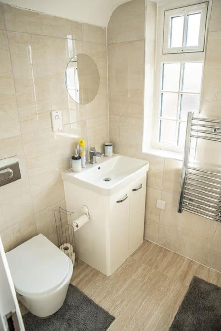 Aylesbury 6 With Parking Apartment *
